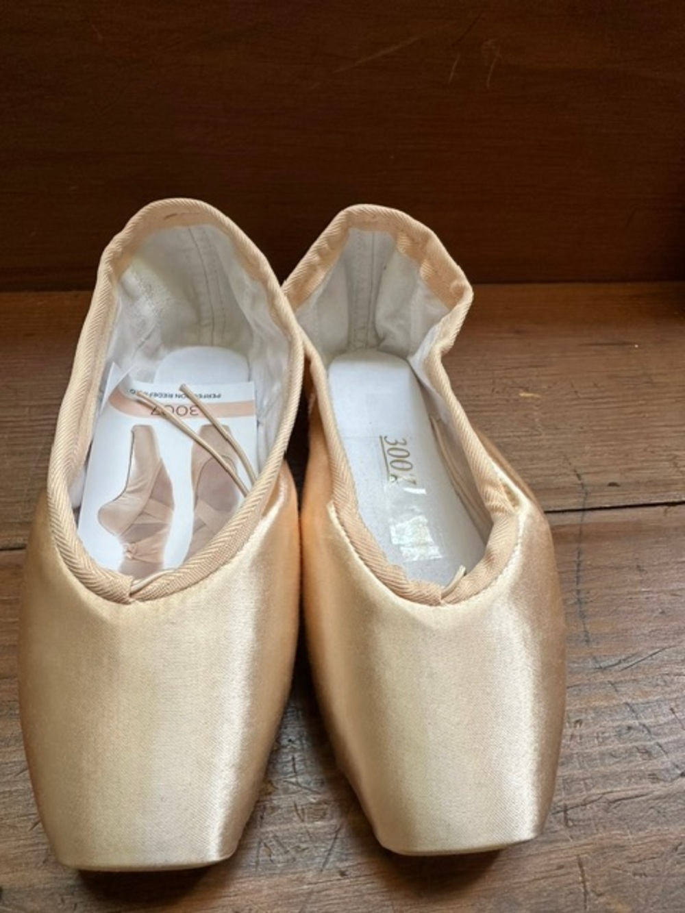 Nikolay 3007 pointe shoes. 4.5 xxxx Medium shank.